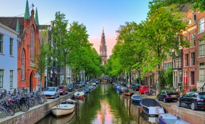 Kanal Amsterdam mit Blick auf Kirche