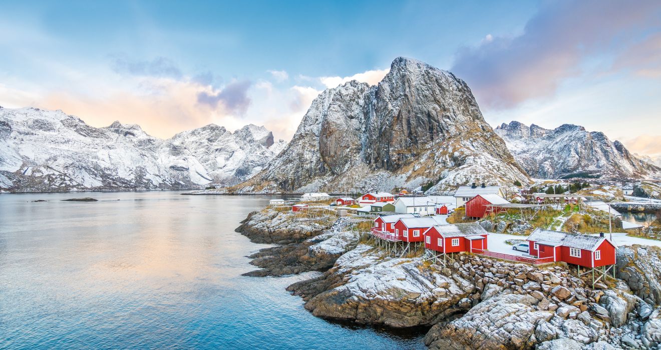 Lofoten im Winter mit roten H&auml;usern, Norwegen