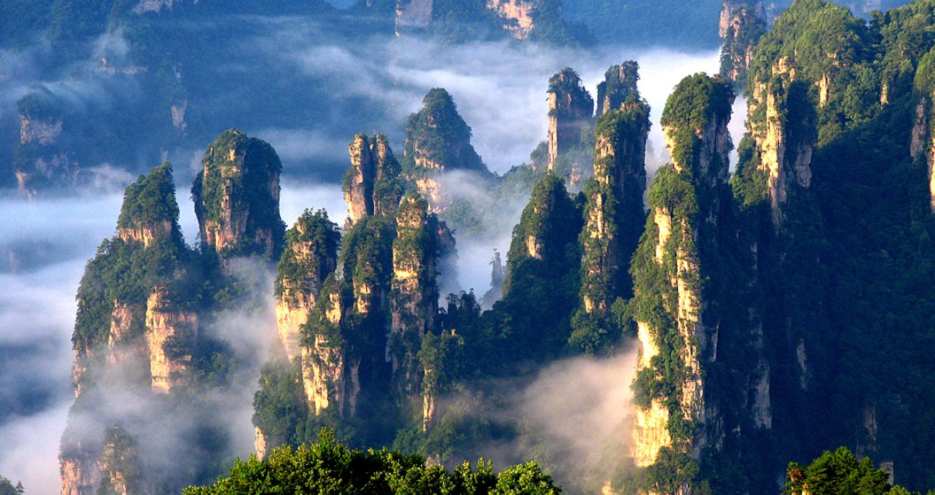 Tianzishan Felsen mit Wolken