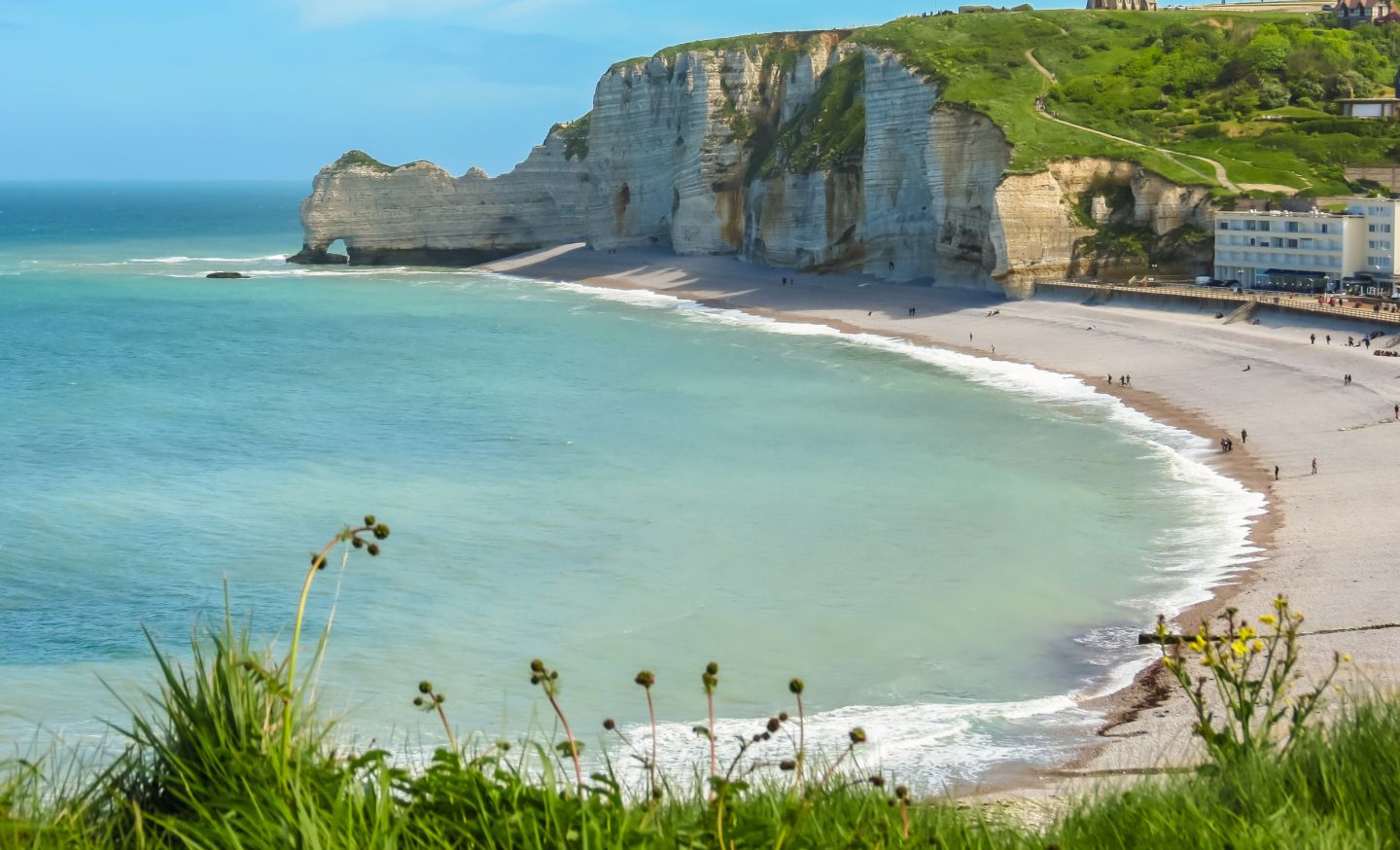 Spektakul&auml;re Sicht auf die Kreidefelsen an der K&uuml;ste bei Etretat mit Stand