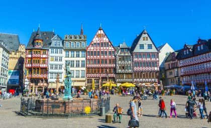 Belebter R&ouml;merplatz in Frankfurt