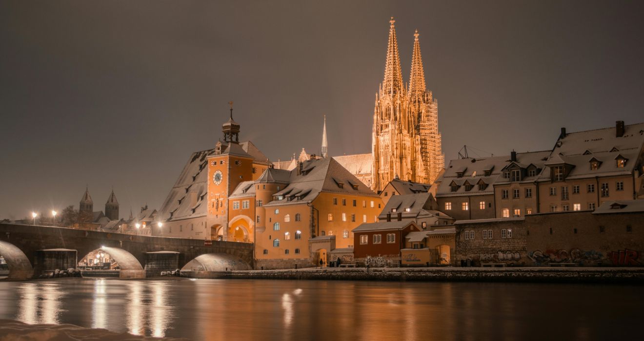 Winterliches Regensburg bei Nacht
