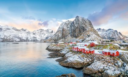Lofoten im Winter mit roten H&auml;usern