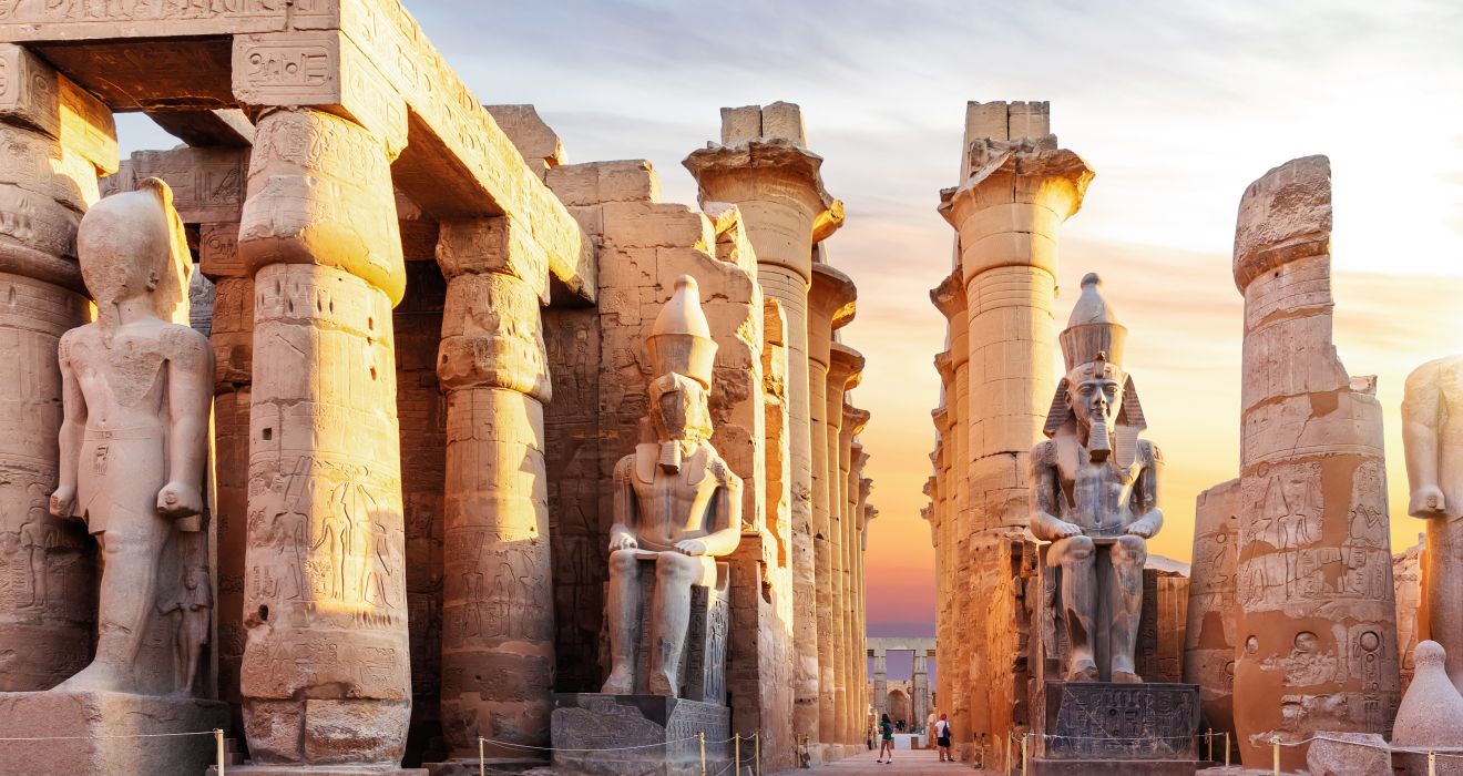 Ansicht von S&auml;ulen und Figuren im Tempel von Karnak, Luxor, &Auml;gypten