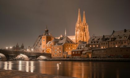 Winterliches Regensburg bei Nacht