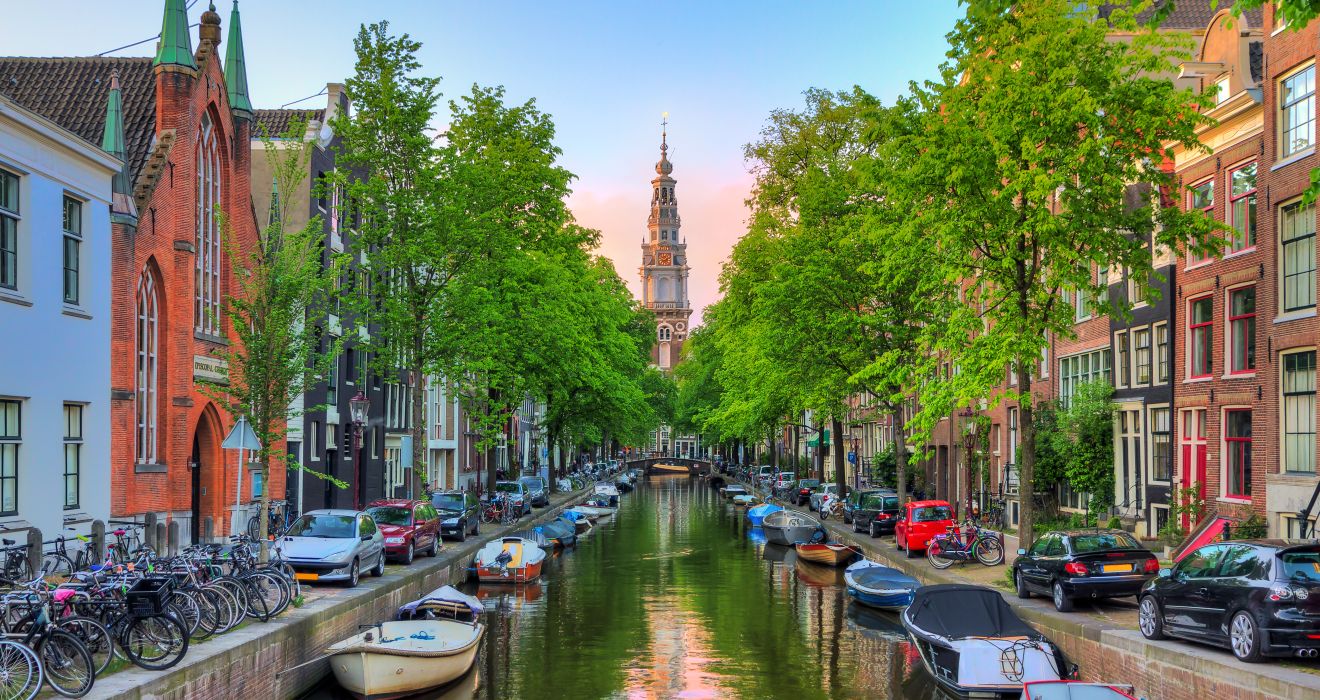 Kanal Amsterdam mit Blick auf Kirche