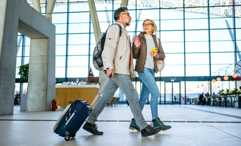Paar am Flughafen