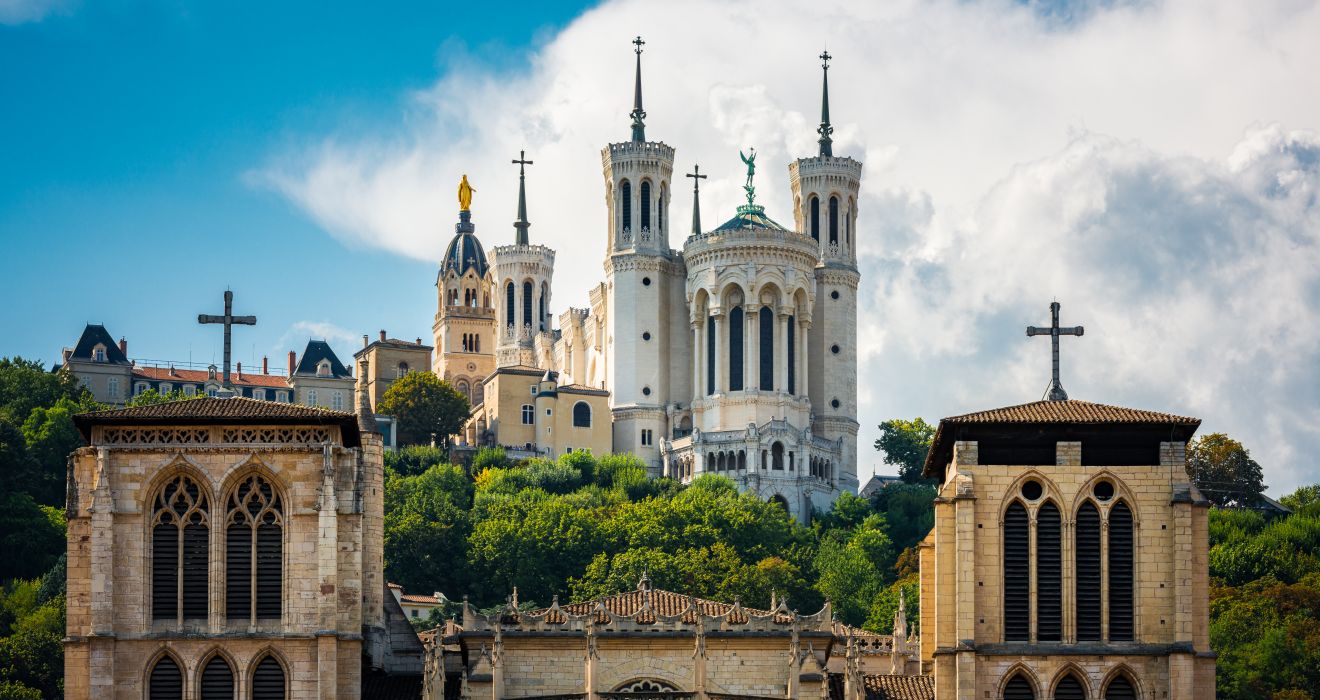 Basilika in Lyon mit dramatischen Wolken