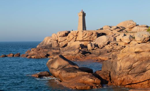Leuchtturm An Der Rosa Granitk&uuml;ste 18382373