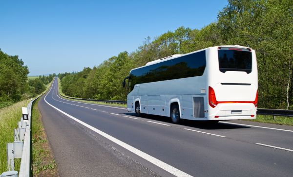 Reisebus auf Stra&szlig;e