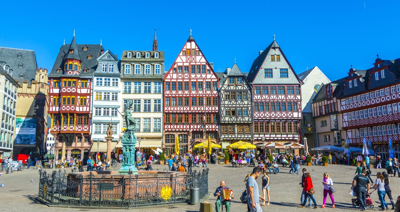 Belebter R&ouml;merplatz in Frankfurt