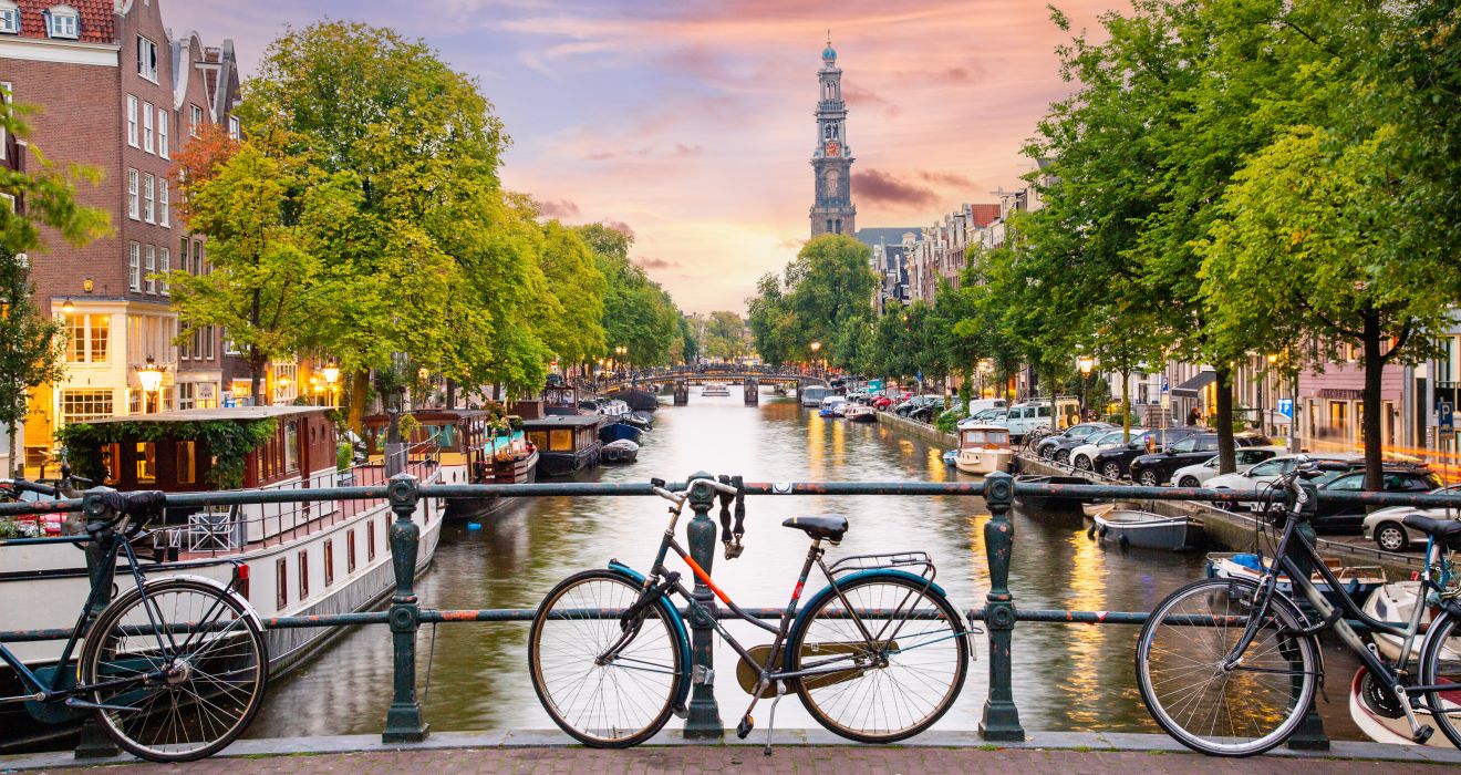 Br&uuml;cke mit Fahrr&auml;dern in Amsterdam